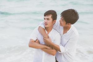 retrato homossexual jovem casal asiático problema permanente na praia no verão, ásia gay irritado e infeliz em férias no mar, relacionamento com desapontado e frustrado, lgbt com conceito legal. foto