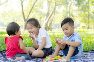 menino e menina está jogando por ideia e inspiração com bloco de brinquedo, criança aprendendo com bloco de construção para educação, atividade infantil e jogo no parque com feliz no verão. foto