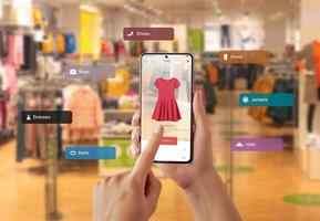 comprando roupas com aplicativo de realidade virtual em um telefone inteligente. escolhendo a cor e o tamanho do vestido foto