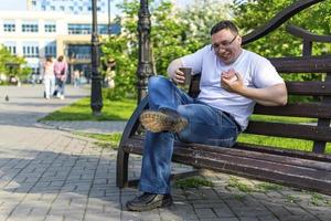 jovem com rosquinha derramou café em si mesmo foto