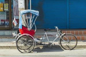 don mueang bangkok tailândia 2018 bicicleta velha riquixá rikshaw trishaw em don mueang bangkok tailândia. foto