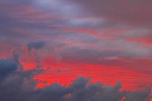 incrível panorama do céu do sol azul e roxo violeta rosa colorido incrível. foto