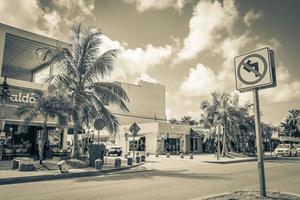 tulum quintana roo méxico 2022 carros de trânsito de rua coloridos típicos palmas de tulum méxico. foto