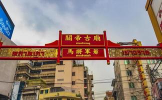 ratchathewi bangkok tailândia 2018 colorido china town mercado antigo shopping rua entrada bangkok tailândia. foto