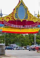 phuket phuket tailândia 2018 entrada colorida do portão de boas-vindas entra no aeroporto internacional de phuket tailândia. foto