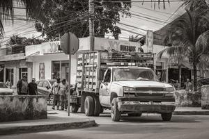 tulum quintana roo méxico 2022 caminhões caminhão basculante e outros veículos industriais em tulum méxico. foto