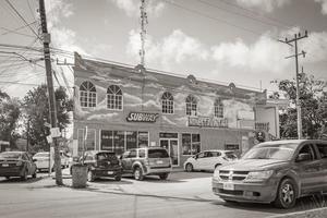 tulum quintana roo méxico 2022 carros de trânsito de rua coloridos típicos palmas de tulum méxico. foto