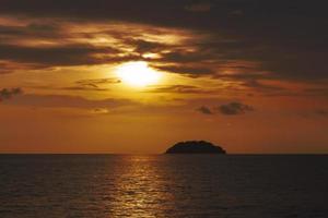 pôr do sol na praia, praia de tanjung aru, kota kinabalu, borneo, sabah, malásia foto