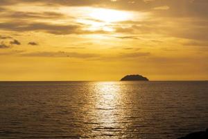 pôr do sol na praia, praia de tanjung aru, kota kinabalu, borneo, sabah, malásia foto