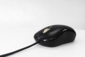 mouse de computador no fundo branco foto