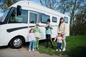 mãe com quatro filhos viaja na van motorhome rv campista. foto