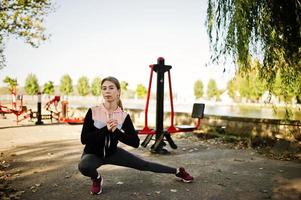 jovem tem o treinamento e exercício ao ar livre em simuladores de rua. esporte, fitness, conceito de treino de rua. foto