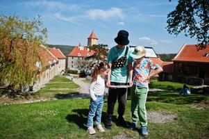 crianças em um passeio olhando o mapa do castelo de veveri, república tcheca. foto
