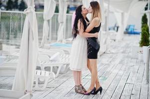 duas meninas posaram na despedida de solteira no cais da praia. foto