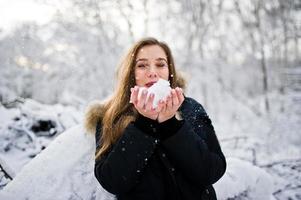 linda menina morena em roupas quentes de inverno. modelo na jaqueta de inverno. foto