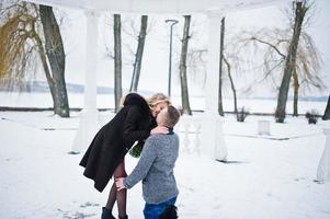 pedido de casamento com 101 rosas em dia de inverno. casal amoroso. foto