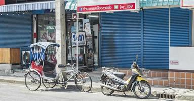 don mueang bangkok tailândia 2018 bicicleta velha riquixá rikshaw trishaw em don mueang bangkok tailândia. foto