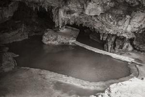 incrível água azul turquesa e caverna de calcário cenote méxico. foto