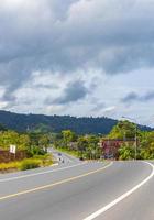 nathon beach phuket tailândia 2018 vida em phuket tailândia abriga carros estradas pessoas e paisagem. foto