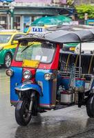 tuk tuk colorido típico em bangkok, tailândia. foto