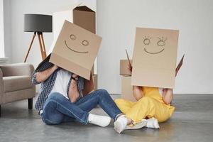 parece fofo. casal feliz juntos em sua nova casa. concepção de movimento foto