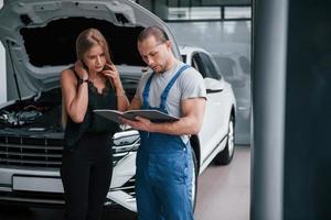 necessários novos equipamentos. resultados do reparo. homem confiante mostrando que tipo de dano seu carro foi levado foto