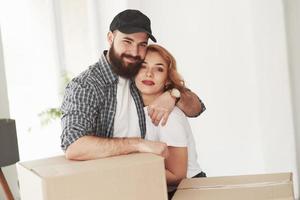 muitas das caixas. casal feliz juntos em sua nova casa. concepção de movimento foto