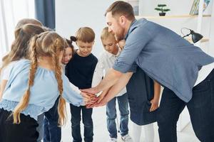 Aula de geografia com globo nas mãos grupo de alunos de crianças