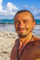 homem feliz costa do caribe e vista panorâmica da praia tulum méxico. foto