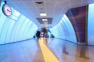 corredor azul do metrô foto