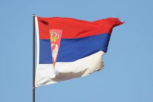 bandeira sérvia voando no mastro foto