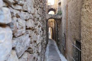 rua tradicional em pyrgi, ilha de chios, grécia foto