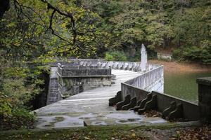 barragem antiga e histórica foto