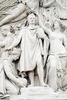 close-up de napoleão no arco do triunfo em paris