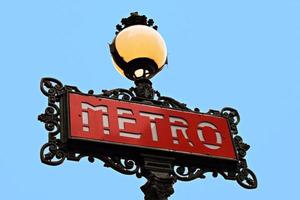sinal de metrô parisiense foto