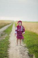 garota com o traje nacional ucraniano foto