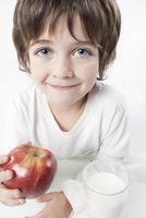 niño con una manzana foto