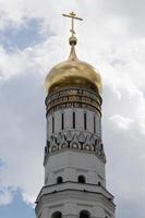 torre de igreja branca e dourada dentro do kremlin, moscou foto