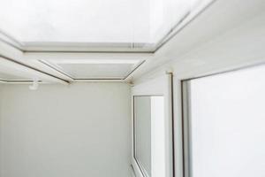 janelas de metal-plástico branco foto