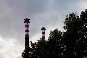 tubulação industrial contra o céu foto