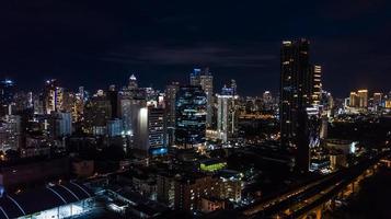 luz na cidade, luz dos edifícios e estradas foto