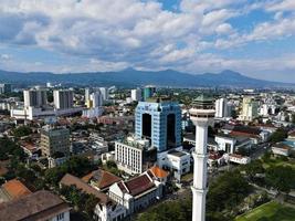 bandung - indonésia - 2 de abril de 2020vista aérea, grande mesquita de bandung foto