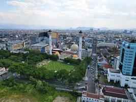 bandung - indonésia - 2 de abril de 2020vista aérea, grande mesquita de bandung foto