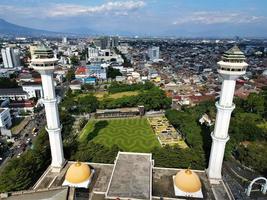 bandung - indonésia - 2 de abril de 2020vista aérea, grande mesquita de bandung foto