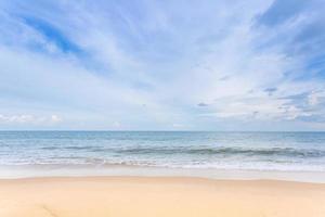 nuvem branca, céu azul e mar com terra verde como vista para o mar em fundo natural. foto