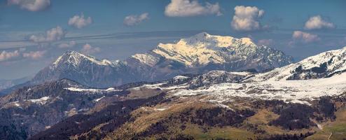 visão geral do grigne nos pré-alpes italianos. com os planos refúgio gherardi e artavaggio foto