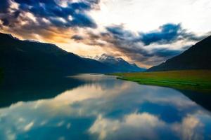 reflexos de nuvens no lago de montanha foto