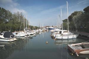 o porto do canal em cesenatico com barcos ancorados foto