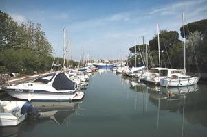 barcos em cesenatico no porto do canal foto