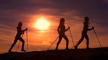 mulheres fazem caminhada nórdica foto